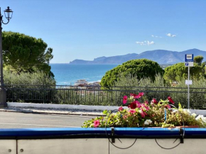 Holidaycasa Mike - Con terrazzo vista mare